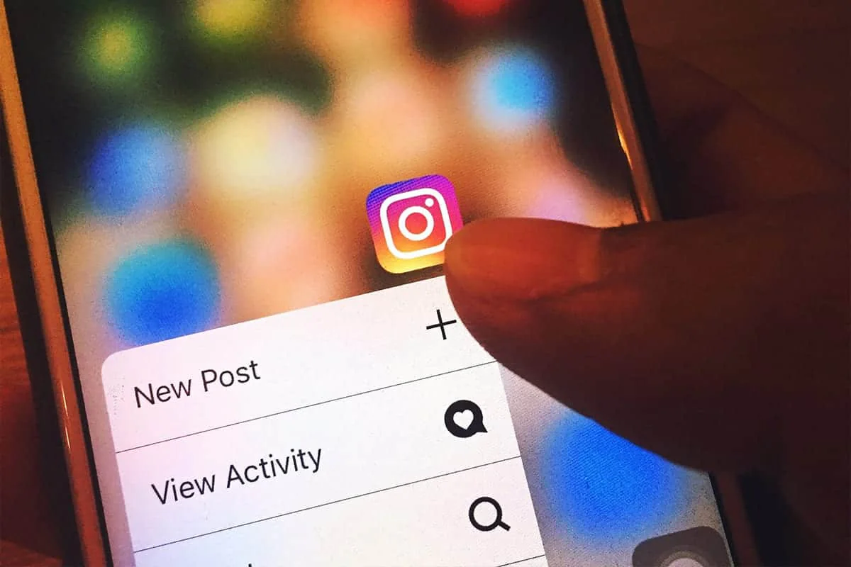 En hand som scrollar på instagram