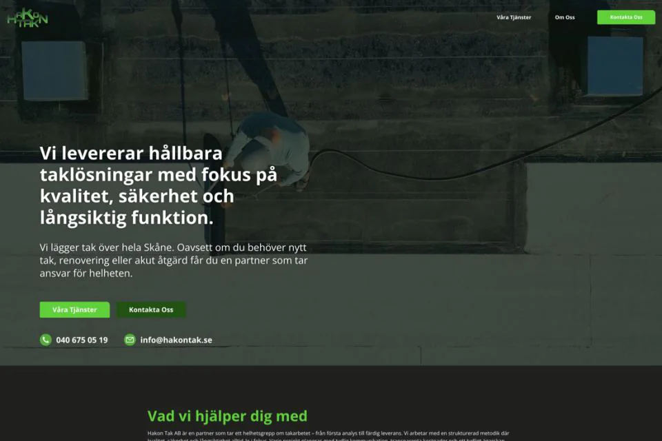 Hakon Taks mörka webbplats med gröna accenter, taktjänster, projekt och offertväg